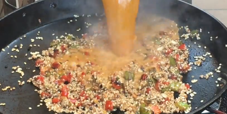 Mezcla del arroz. se añade el caldo